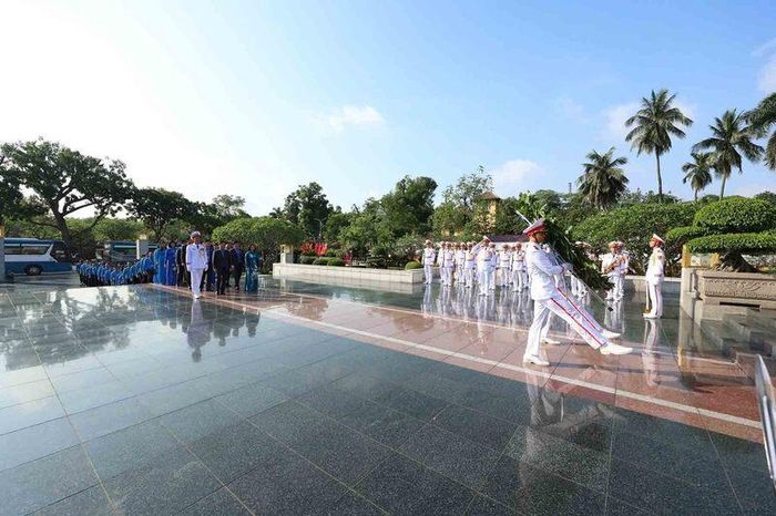 Đoàn Chủ tịch Tổng Liên đoàn Lao động Việt Nam, đại biểu dự Đại hội XIV Công đoàn Việt Nam đặt vòng hoa tại Đài tưởng niệm các Anh hùng liệt sĩ trên đường Bắc Sơn. Ảnh: Hải Nguyễn