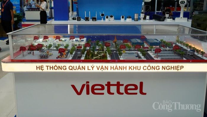 Giới thiệu Hệ thống quản lý vận hành khu công nghiệp tại trưng bày. Ảnh: Thái Mạnh