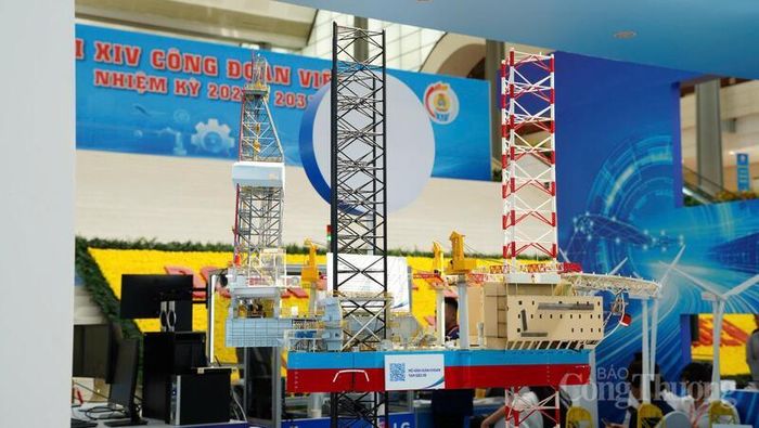 Mô hình giàn khoan Tam Đảo 05 trưng bày tại Đại hội XIV Công đoàn Việt Nam. Ảnh: Thái Mạnh