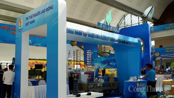 Gian hàng Công đoàn Tập đoàn Công nghiệp và Năng lượng Quốc gia. Ảnh: Thái Mạnh
