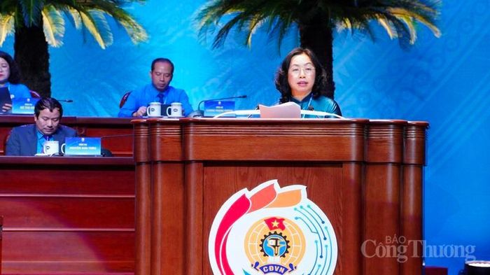 Đồng chí Thái Thu Xương - Phó Chủ tịch Thường trực Tổng Liên đoàn Lao động Việt Nam báo cáo kiểm điểm của Ban Chấp hành, Đoàn Chủ tịch Tổng Liên đoàn Lao động Việt Nam khóa XIII, giai đoạn 2023-2026. Ảnh: Thái Mạnh