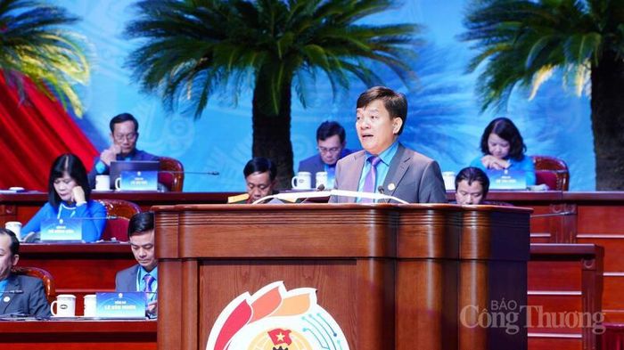 Phó Chủ tịch Tổng Liên đoàn Lao động Việt Nam Nguyễn Xuân Hùng trình bày báo cáo sửa đổi, bổ sung về Điều lệ Công đoàn Việt Nam. Ảnh: Thái Mạnh