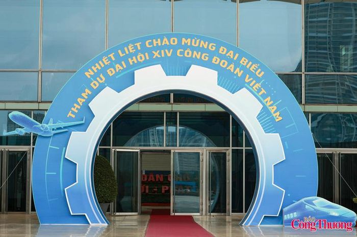 Đại hội XIV Công đoàn Việt Nam nhiệm kỳ 2026 - 2031 là sự kiện chính trị quan trọng của giai cấp công nhân và tổ chức Công đoàn Việt Nam. Tham dự Đại hội có 780 đại biểu ưu tú, đại diện cho ý chí, nguyện vọng và trí tuệ của gần 10 triệu đoàn viên công đoàn cả nước. Đây là những cán bộ công đoàn, đoàn viên tiêu biểu đại diện cho các ngành nghề, lĩnh vực, địa phương, đơn vị trong cả nước.