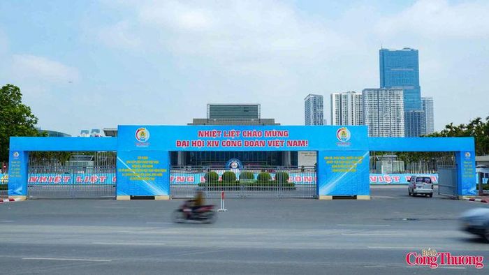 Cổng chào tại Trung tâm Hội nghị Quốc gia - nơi tổ chức Đại hội, đã hoàn tất, sẵn sàng đón đại biểu.