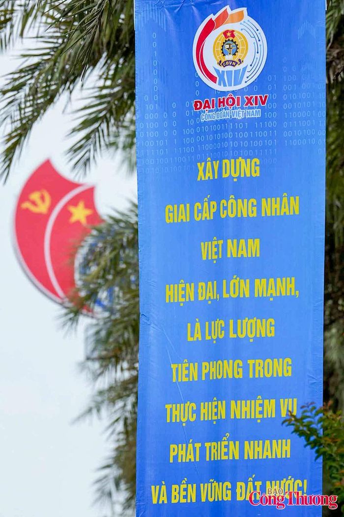 Pano, áp phích chào mừng được bố trí dọc nhiều tuyến đường như Đại lộ Thăng Long, Đỗ Đức Dục, Phạm Hùng... hướng tới Đại hội XIV Công đoàn Việt Nam.