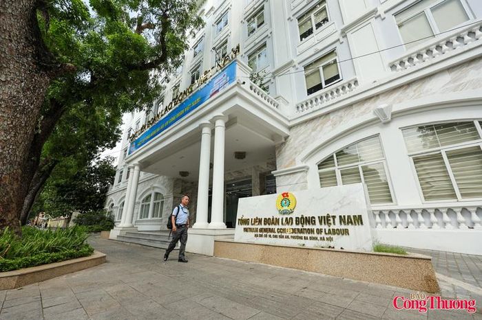 Biểu ngữ "Nhiệt liệt chào mừng Đại hội XIV Công đoàn Việt Nam" tại trụ sở Tổng Liên đoàn Lao động Việt Nam.