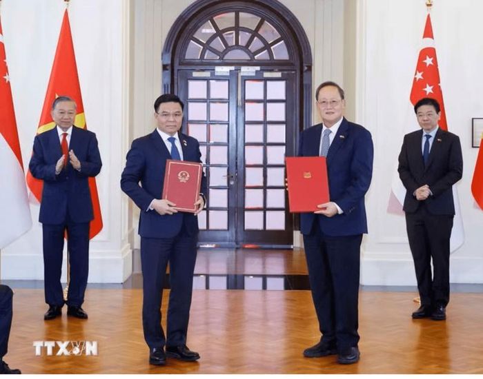 Bộ trưởng Lê Mạnh Hùng và Bộ trưởng phụ trách Năng lượng và Khoa học - Công nghệ Singapore Tan See Leng đưa ra Tuyên bố chung Việt Nam - Singapore về tăng cường khả năng chống chịu của chuỗi cung ứng. Ảnh: TTXVN