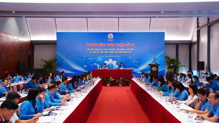 Trung tâm thảo luận số 4, các đại biểu tập trung bàn luận về chủ đề: Đổi mới công tác tuyên truyền, vận động và công tác nữ công trong giai đoạn hiện nay. Ảnh: Quang Vinh