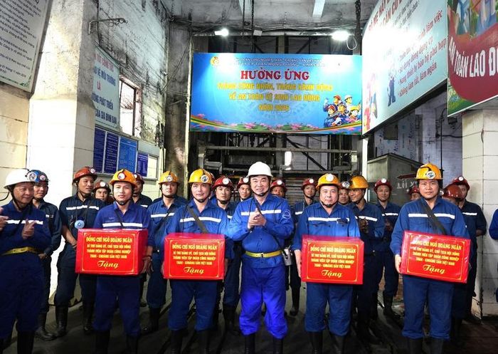 Chủ tịch HĐTV Tập đoàn Ngô Hoàng Ngân thăm, tặng quà công nhân Công ty Than Mông Dương nhân dịp Tháng Công nhân 2026