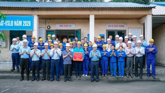 Đồng chí Vũ Anh Tuấn - Tổng Giám đốc Tập đoàn thăm, tặng quà công nhân lao động tại Công ty Than Núi Hồng nhân dịp Tháng công nhân 2026