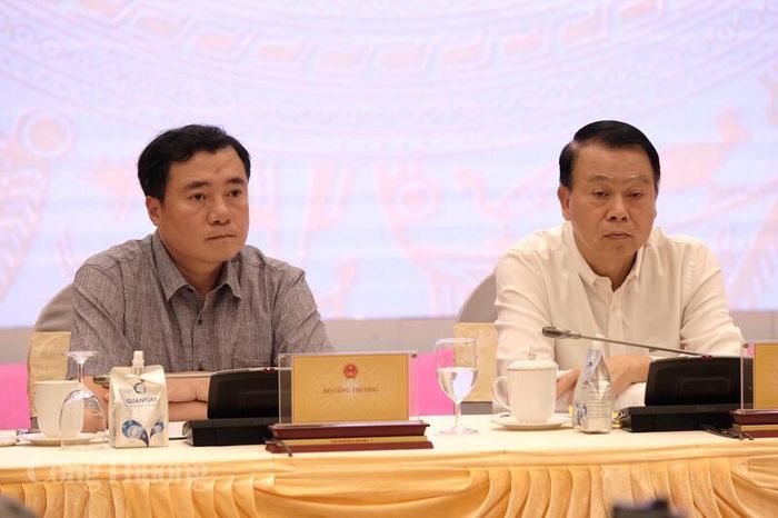 Thứ trưởng Bộ Công Thương Nguyễn Sinh Nhật Tân tham dự buổi họp báo