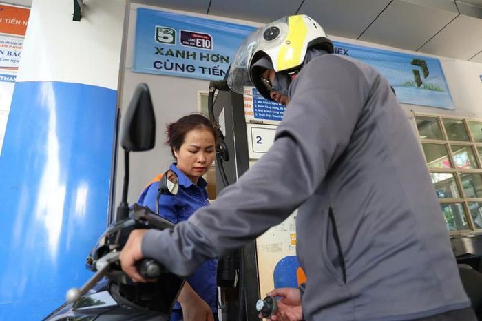 Sử dụng xăng sinh học E10 góp phần bảo vệ môi trường. Ảnh: Nam Nguyễn