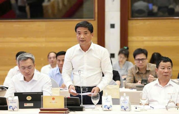 Chánh văn phòng Bộ Xây dựng Lâm Văn Hoàng trả lời báo chí tại họp báo. Ảnh: VGP/QP