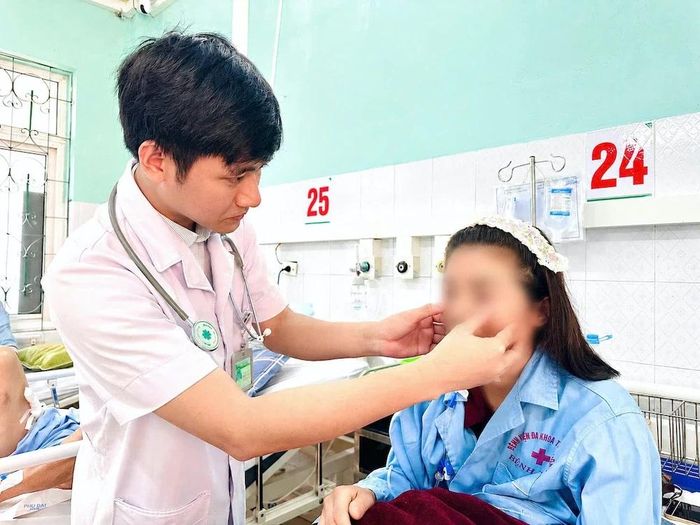 Bác sĩ Khoa Hồi sức tích cực 1 - Chống độc, Bệnh viện Đa khoa tỉnh Thanh Hóa thăm khám cho bệnh nhân.