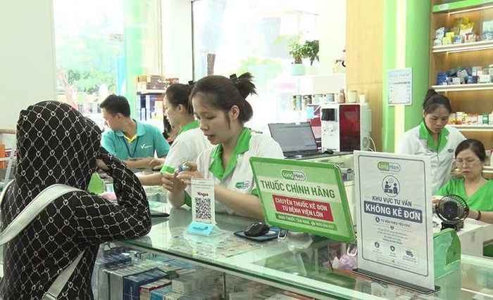 Đối với thuốc kê đơn, người dân phải xuất trình đơn thuốc của bác sĩ trước khi mua.