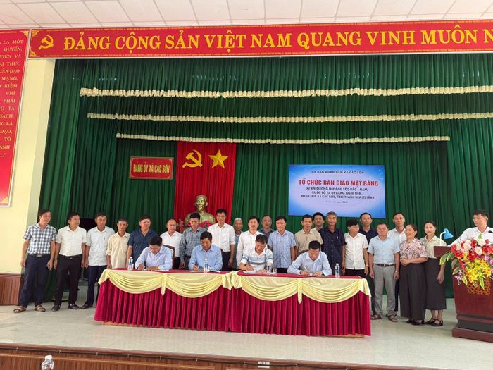 Đại diện lãnh đạo xã Các Sơn ký biên bản bàn giao mặt bằng cho chủ đầu tư và nhà thầu thi công dự án.