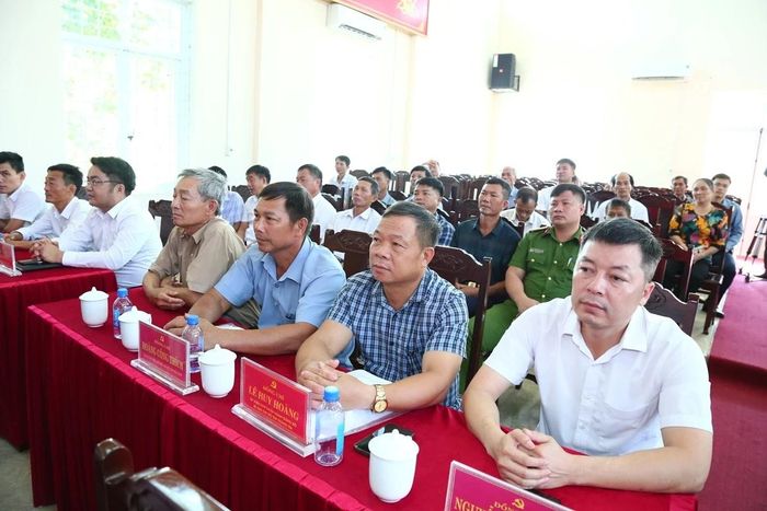 Cử tri tham dự hội nghị tiếp xúc cử tri.