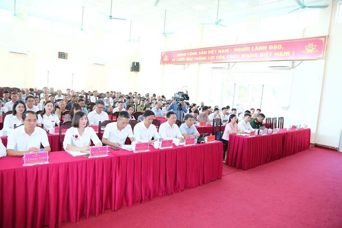 Các đại biểu và cử tri tham dự hội nghị.
