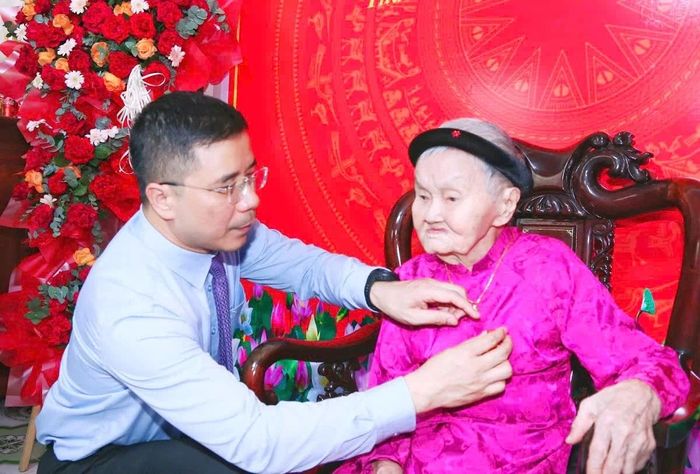 Phó Bí thư Thường trực Tỉnh ủy Nguyễn Hồng Phong gắn Huy hiệu 80 năm tuổi Đảng cho đảng viên Vũ Thị Xâm