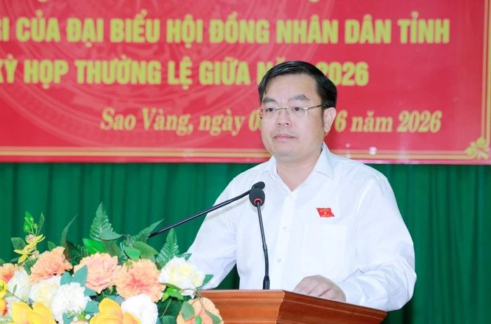 Đại biểu Hoàng Văn Đồng, Giám đốc Sở Xây dựng báo cáo tóm tắt tình hình phát triển kinh tế - xã hội, quốc phòng - an ninh 5 tháng đầu năm và nhiệm vụ trọng tâm những tháng cuối năm 2026.
