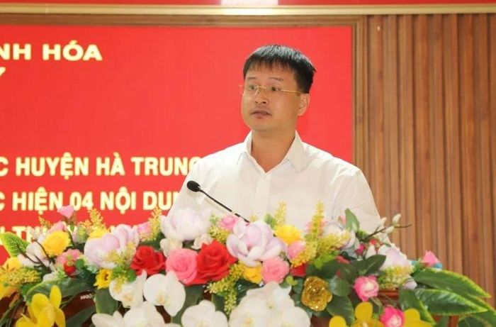 Thành viên Đoàn kiểm tra 1017 của Ban Thường vụ Tỉnh ủy phát biểu tại hội nghị.