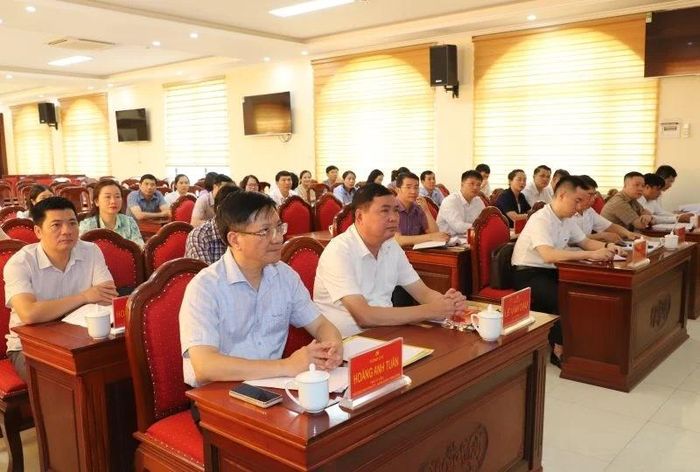 Thành viên đoàn kiểm tra và lãnh đạo các xã tham gia hội nghị.