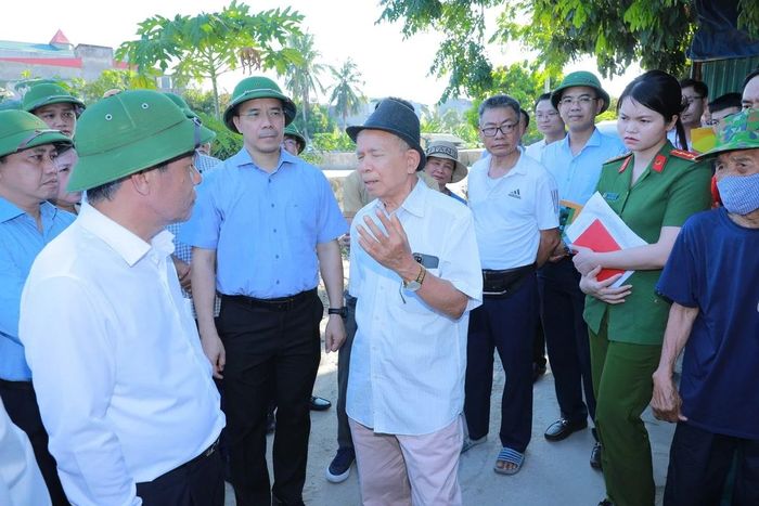 Bí thư Tỉnh ủy Lê Đức Thái lắng nghe ý kiến của người dân tại dự án Khu đô thị mới ven Sông Hạc.