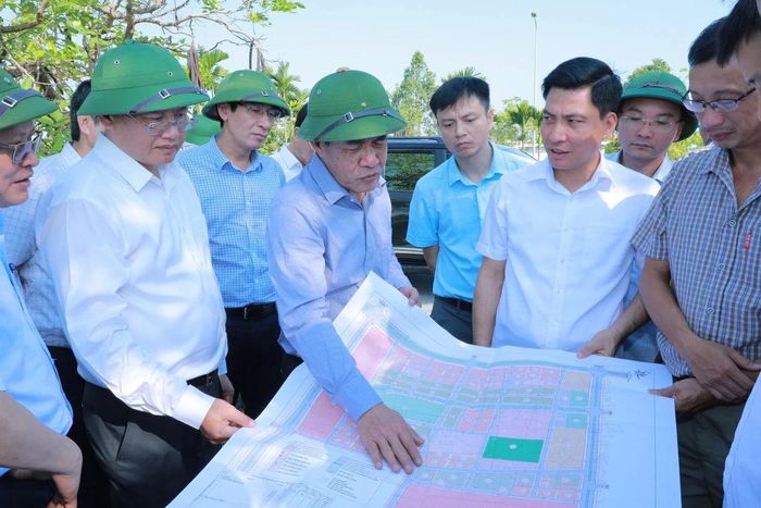 Bí thư Tỉnh ủy Lê Đức Thái khảo sát mặt bằng tái định cư cho người dân.