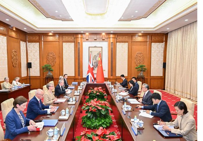 Ngoại trưởng Trung Quốc Vương Nghị hội đàm với Ngoại trưởng Anh Yvette Cooper trong khuôn khổ Đối thoại Chiến lược Trung Quốc - Anh lần thứ 11 tại Bắc Kinh, ngày 2/6/2026. Ảnh: Xinhua.