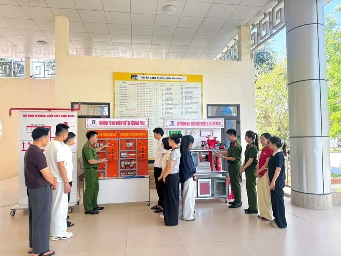 Cán bộ, chiến sĩ Cảnh sát PCCC và CNCH giới thiệu, hướng dẫn sử dụng các thiết bị báo cháy và chữa cháy thường gặp.
