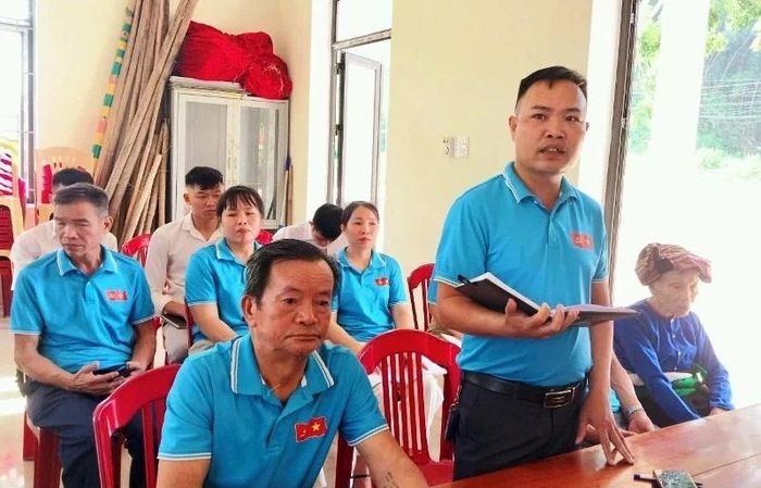 Đảng viên chi bộ thôn Yên Mỹ phát biểu tại buổi sinh hoạt.