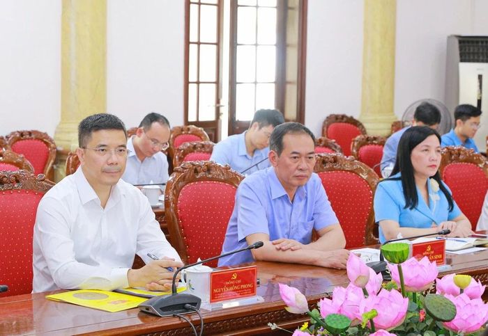 Phó Bí thư Thường trực Tỉnh ủy, Chủ tịch HĐND tỉnh Nguyễn Hồng Phong và Phó Bí thư Tỉnh ủy, Chủ tịch Ủy ban MTTQ tỉnh Trịnh Tuấn Sinh dự hội nghị.