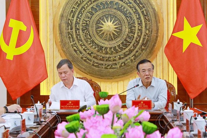 Đồng chí Lê Đức Thái, Ủy viên Trung ương Đảng, Bí thư Tỉnh ủy, Trưởng Đoàn ĐBQH tỉnh Thanh Hóa và đồng chí Nguyễn Minh Quang, Phó Chủ nhiệm Ủy ban Kiểm tra Trung ương chủ trì hội nghị.