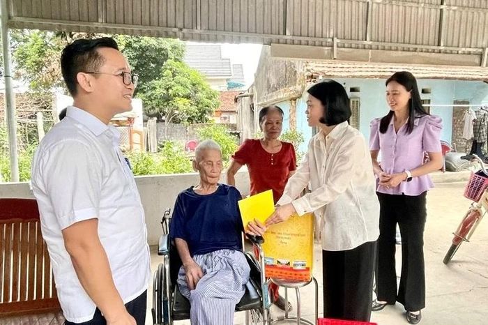 Tặng quà đảng viên Đặng Khánh Đản (80 năm tuổi Đảng), chi bộ thôn Xuân Thịnh.