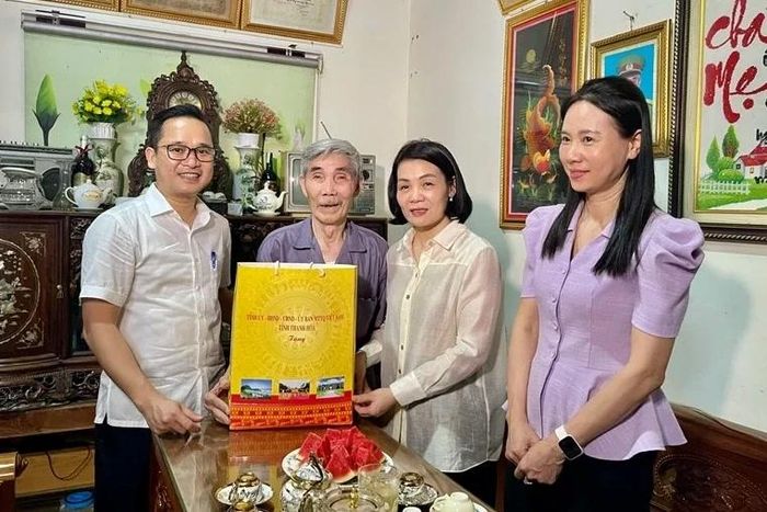 Phó Chủ tịch Thường trực Ủy ban MTTQ tỉnh đã tặng quà đảng viên Hoàng Đức Nhượng (60 năm tuổi Đảng), ở chi bộ thôn 2.