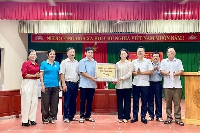 Phó Chủ tịch Thường trực Ủy ban MTTQ tỉnh tặng quà chi bộ thôn 2.