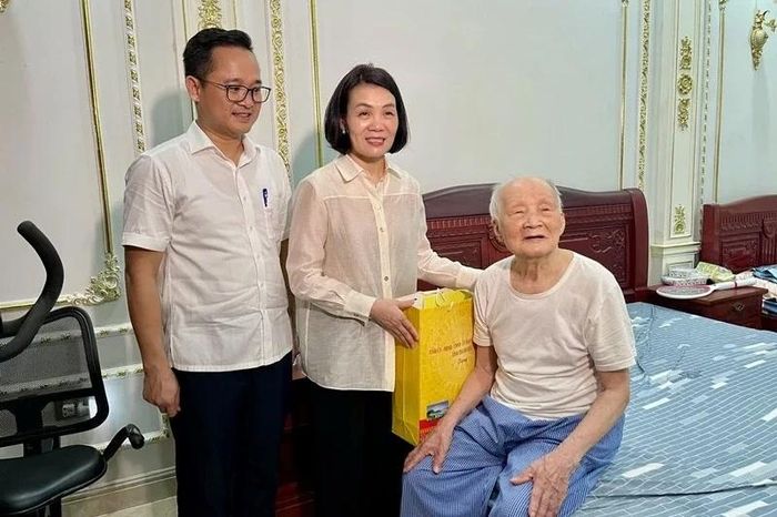 Tặng quà đảng viên Nguyễn Ngọc Chinh (80 năm tuổi Đảng), ở chi bộ thôn 3.