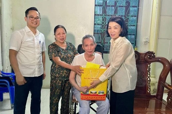 Tặng quà đảng viên Lê Hữu Châu (45 năm tuổi Đảng) ở chi bộ thôn 2.