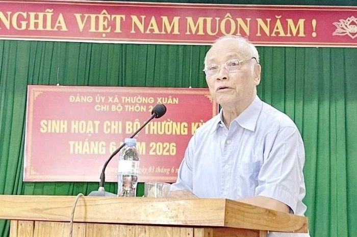 Đảng viên chi bộ thôn 2 phát biểu tại buổi sinh hoạt.