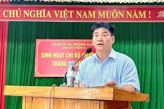 Bí thư chi bộ thôn 2 Phạm Văn Minh phát biểu tại buổi sinh hoạt.