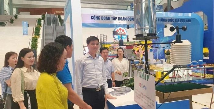 Lãnh đạo Tổng Liên đoàn Lao động Việt Nam tham quan gian hàng triển lãm Công đoàn Thanh Hóa.