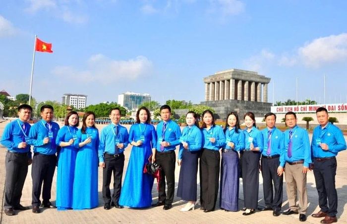 Trong chương trình Đại hội Công đoàn Việt Nam lần thứ XIV, nhiệm kỳ 2026-2030, sáng 3/6, tại Hà Nội, Đoàn đại biểu vào Lăng viếng Chủ tịch Hồ Chí Minh và đặt vòng hoa tại Đài tưởng niệm các Anh hùng, liệt sĩ trên đường Bắc Sơn.