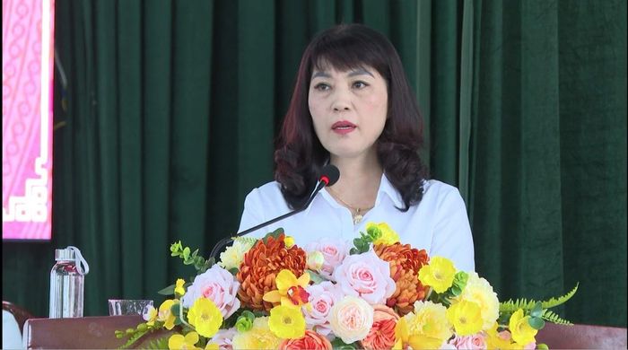 Đại biểu HĐND tỉnh Nguyễn Thị Sơn, Bí thư Đảng ủy, Chủ tịch HĐND xã Quảng Ninh báo cáo tóm tắt tình hình KT-XH của tỉnh 5 tháng đầu năm và nhiệm vụ trọng tâm những tháng cuối năm 2026.
