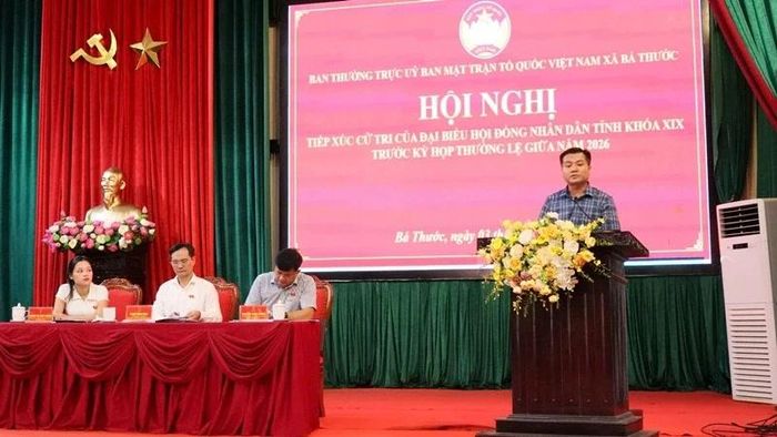 Cử tri phát biểu ý kiến tại hội nghị.