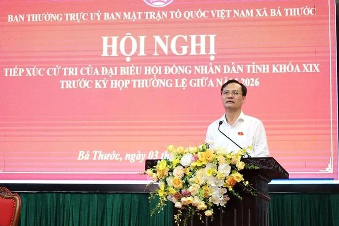 Đại biểu Phạm Đình Minh, Tỉnh ủy viên, Bí thư Đảng ủy, Chủ tịch HĐND xã Bá Thước phát biểu tại hội nghị.