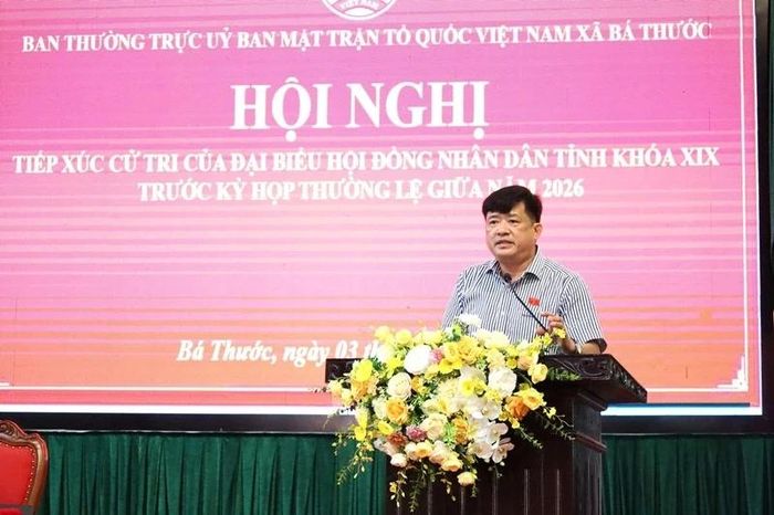 Đại biểu Nguyễn Tuấn Tưởng, Phó Trưởng ban Văn hóa - Xã hội HĐND tỉnh báo cáo tóm tắt tình hình kinh tế - xã hội, quốc phòng - an ninh 5 tháng đầu năm và nhiệm vụ trọng tâm những tháng cuối năm 2026.