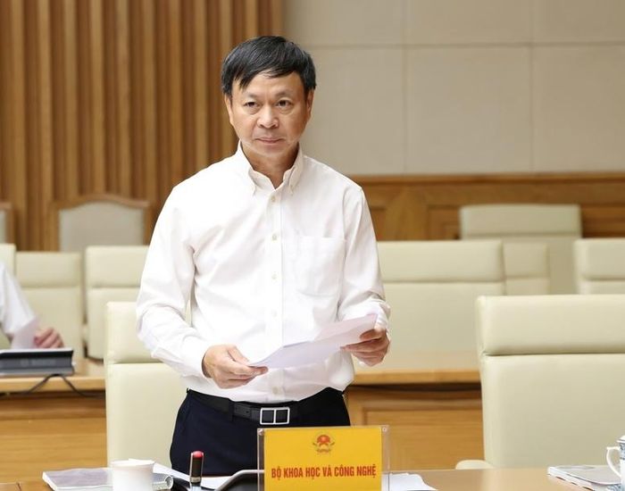 Thứ trưởng Bộ Khoa học và Công nghệ Hoàng Minh báo cáo tại Hội nghị - Ảnh: VGP.