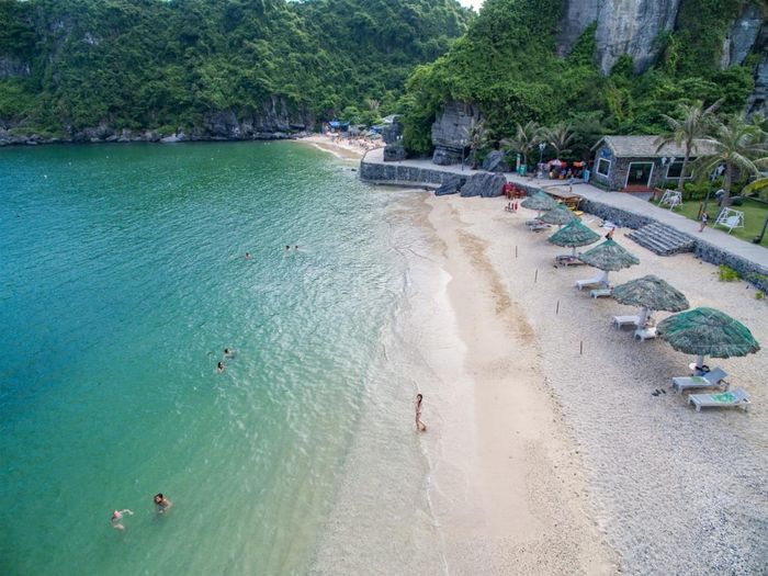 Cát Bà là điểm dừng chân lý tưởng để khám phá kỳ quan thiên nhiên nổi tiếng của Việt Nam.