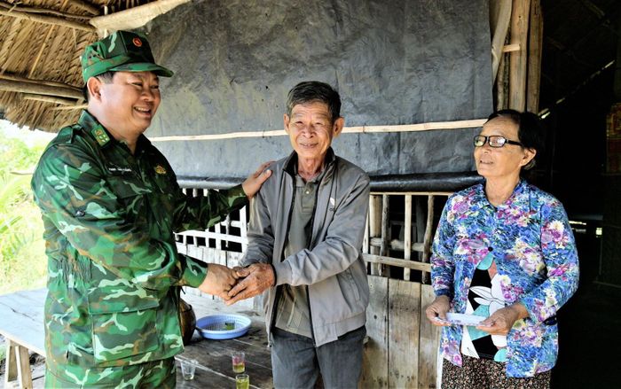 Đại tá Phạm Văn Thắng, Chỉ huy trưởng Bộ đội Biên phòng tỉnh An Giang, thăm người dân nghèo khu vực biên giới, biển, đảo.