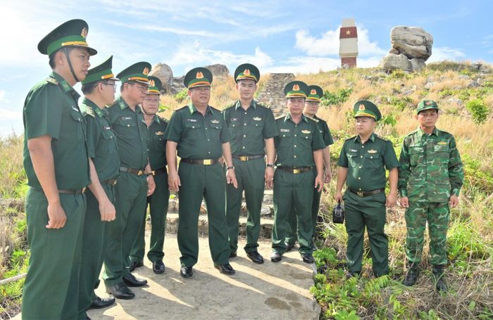 Đại tá Phạm Văn Thắng (thứ năm, từ trái qua), Chỉ huy trưởng Bộ đội Biên phòng tỉnh An Giang, thăm và động viên tinh thần cán bộ, chiến sĩ làm nhiệm vụ tại đặc khu Thổ Châu.